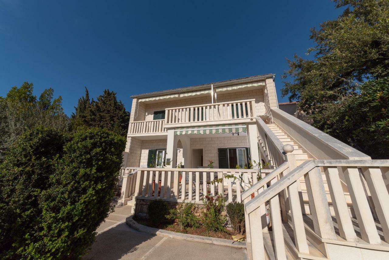Apartman Hibiskus Bol Bagian luar foto