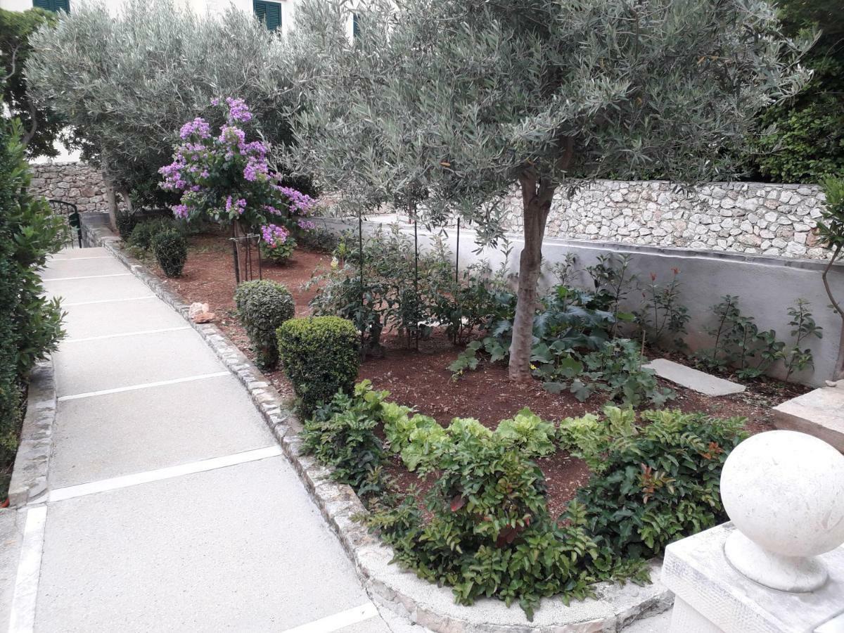 Apartman Hibiskus Bol Bagian luar foto